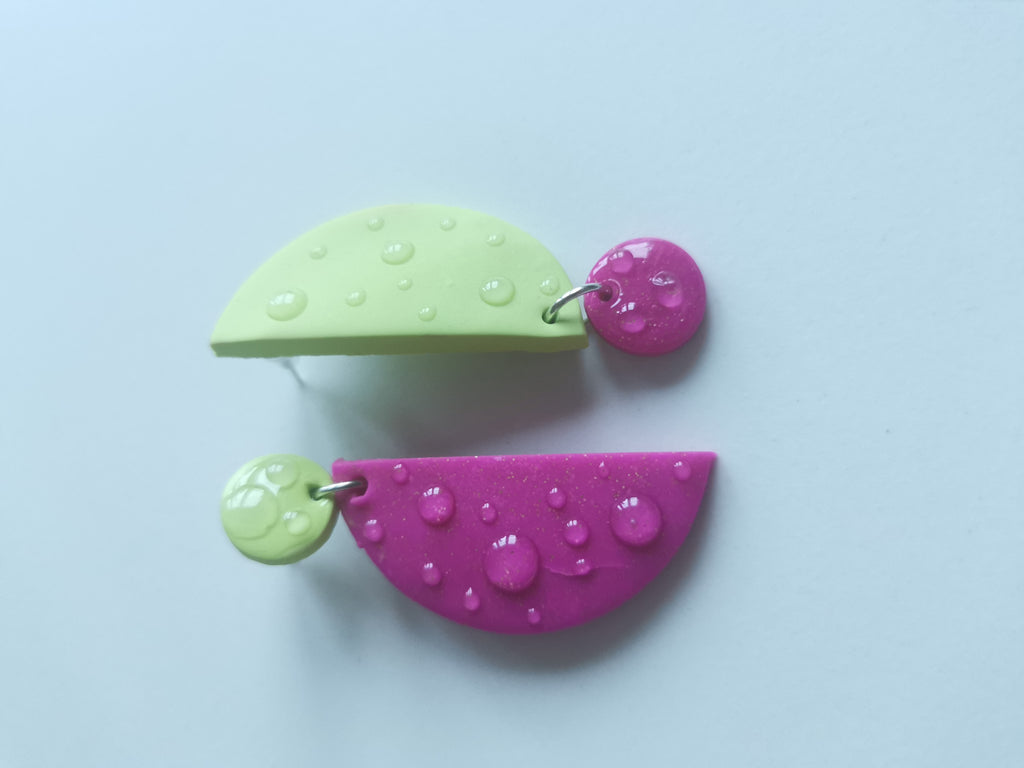 Boucles d'oreilles en pâte polymère – Demi-Lunes Vert Anis & Fuchsia Texturées