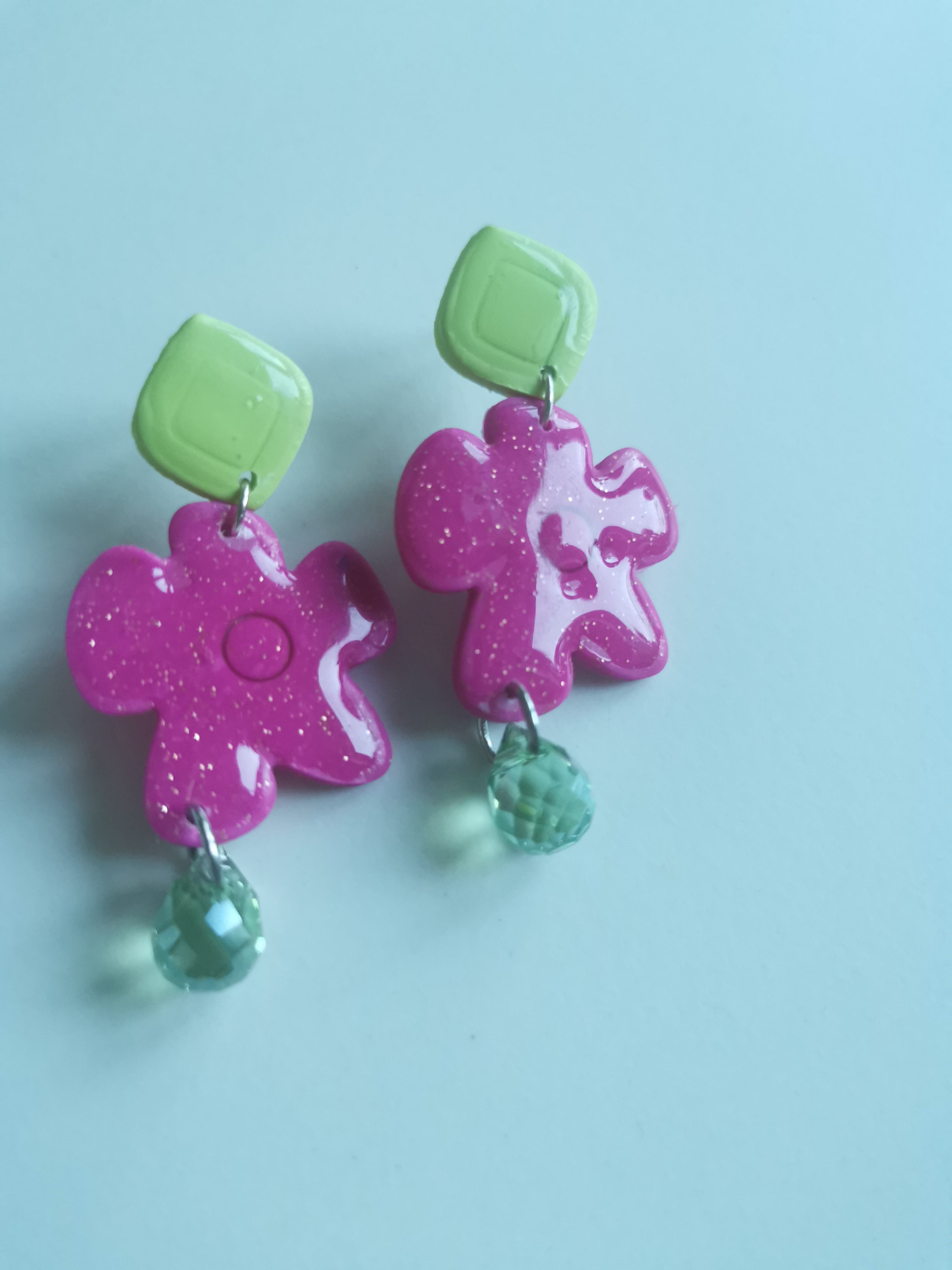 Boucles d'oreilles en pâte polymère – Fleur Fuchsia Pailletée & Cristal Vert Menthe