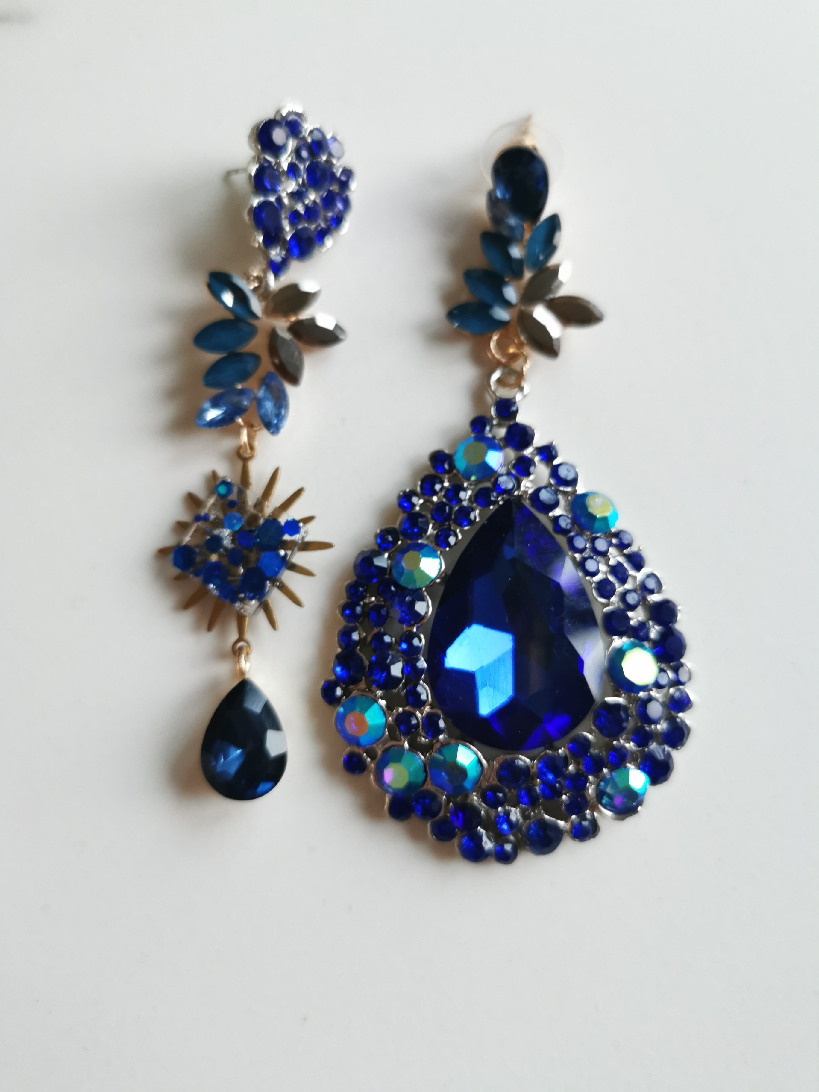 Boucles d'oreilles de soirée – Cristaux Bleu Saphir & Strass Irisés Asymétriques