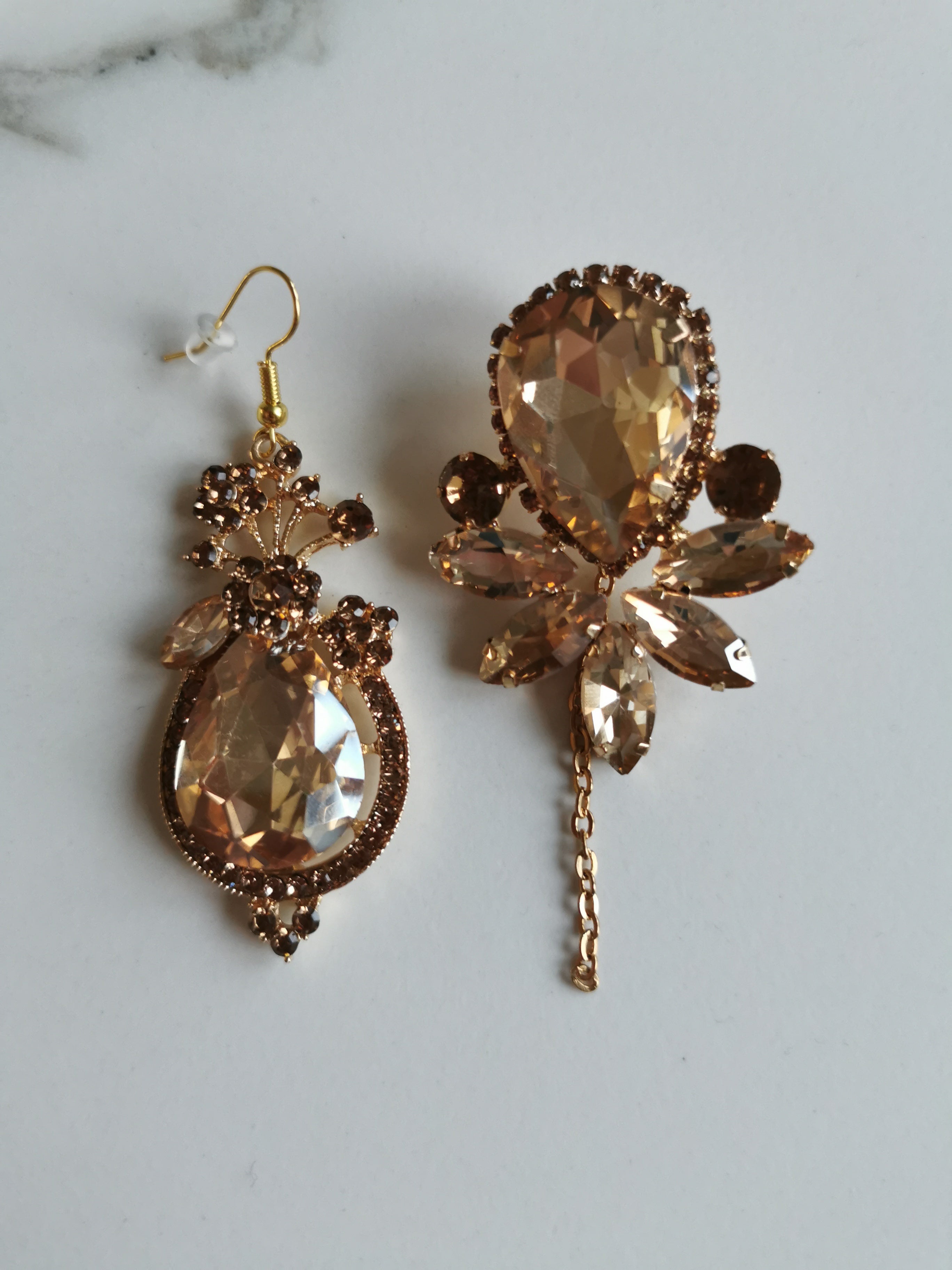 Boucles d'oreilles de soirée – Cristaux Champagne & Strass Dorés Asymétriques