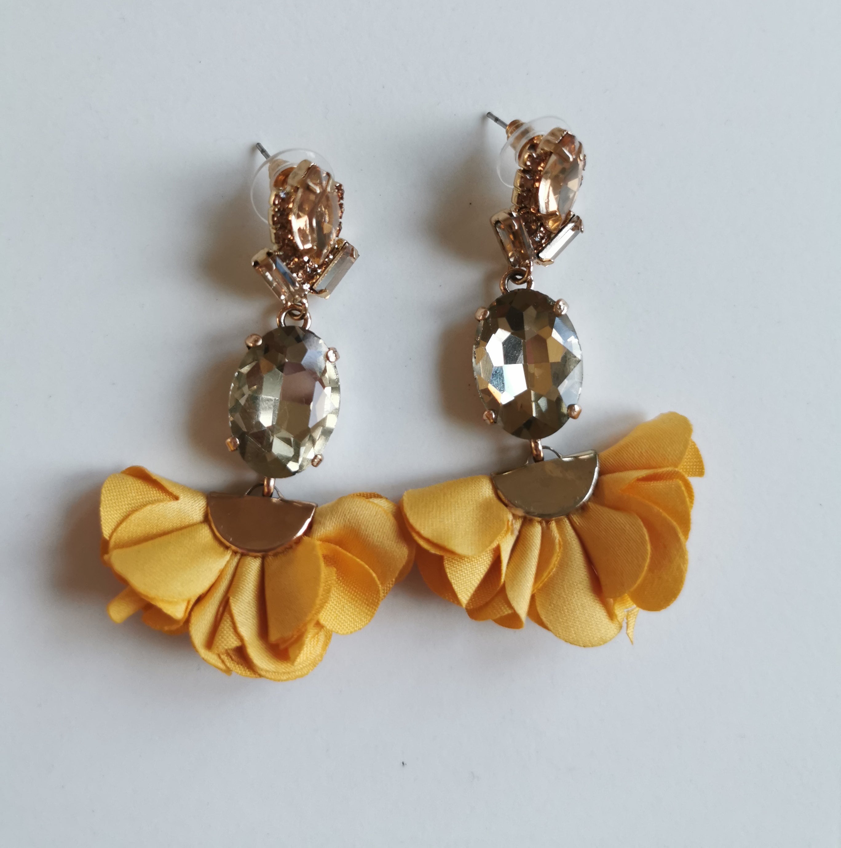 Boucles d'oreilles de soirée – Cristaux Fumés & Pétales de Tissu Jaune Soleil