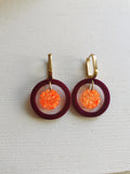 Boucles d'oreilles en résine époxy – Cercle Bordeaux & Pastille Orange Pailletée