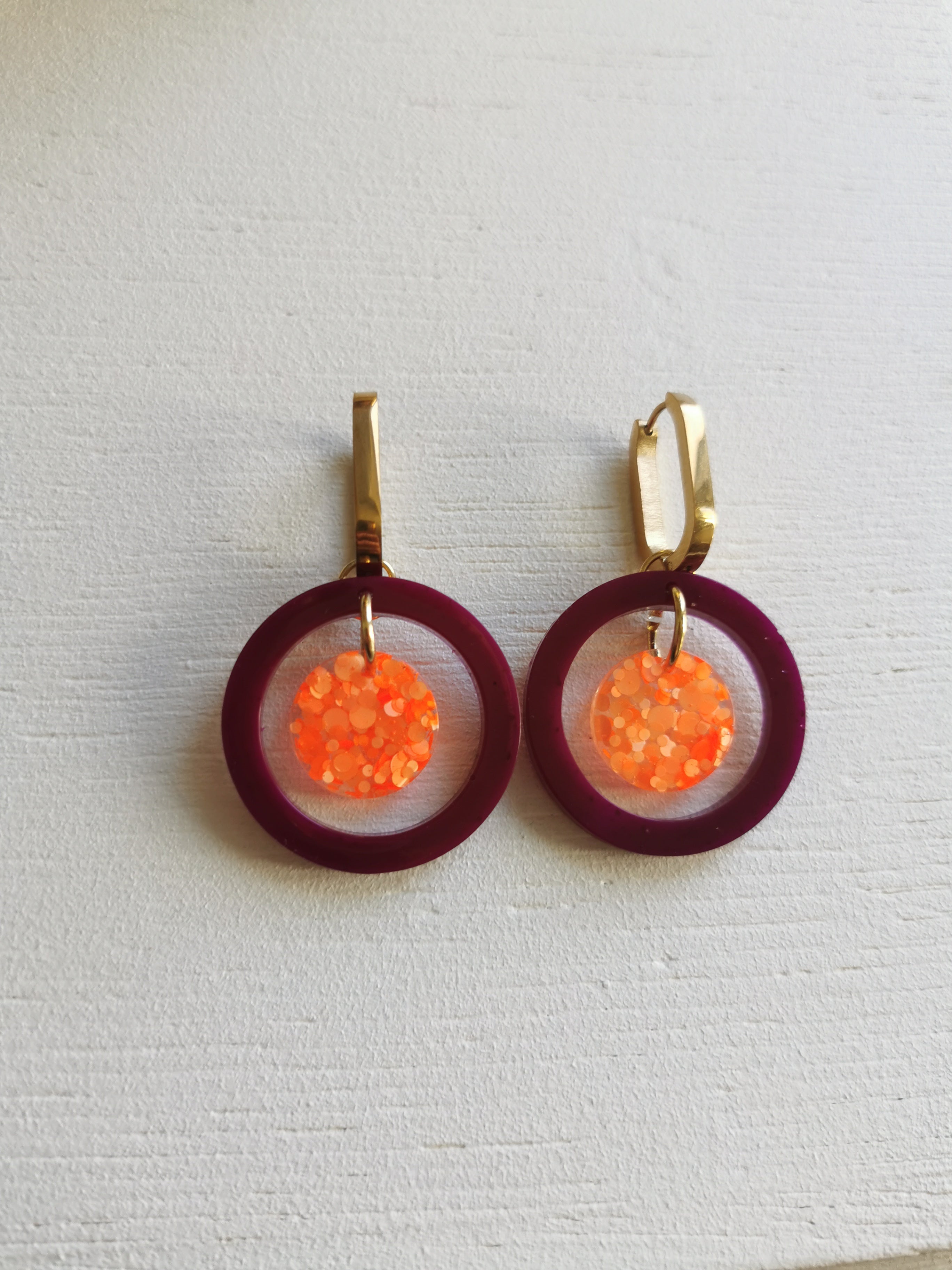 Boucles d'oreilles en résine époxy – Cercle Bordeaux & Pastille Orange Pailletée