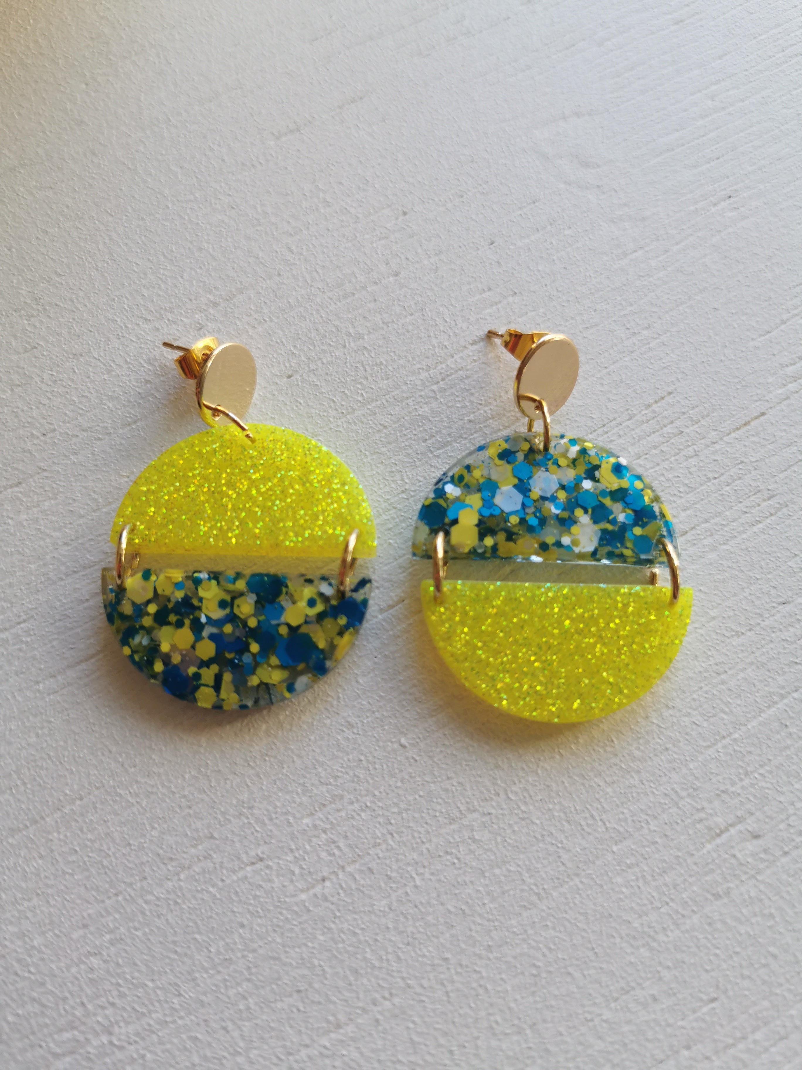 Boucles d'oreilles en résine époxy – Cercles Bicolores Jaune & Bleu Pailletés