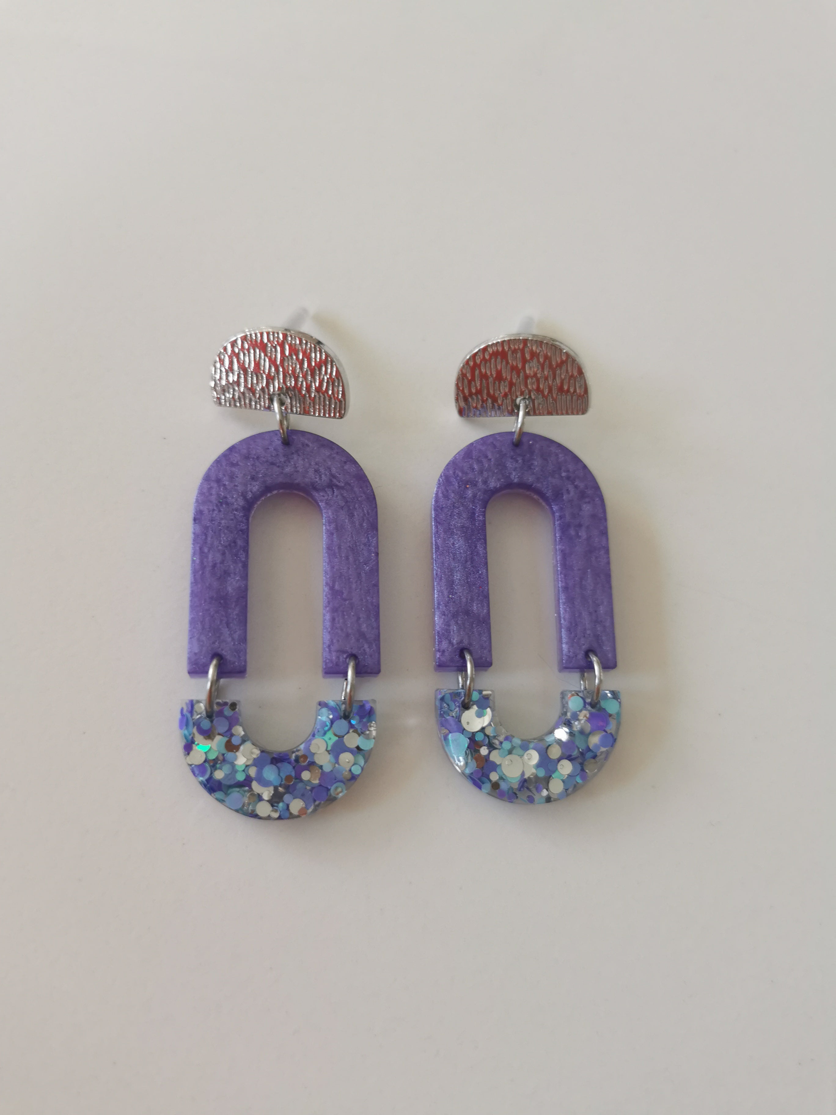 Boucles d'oreilles en résine époxy – Arches Violet & Paillettes Holographiques