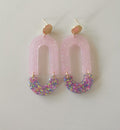 Boucles d'oreilles en résine époxy – Arches Rose Nacré & Confettis