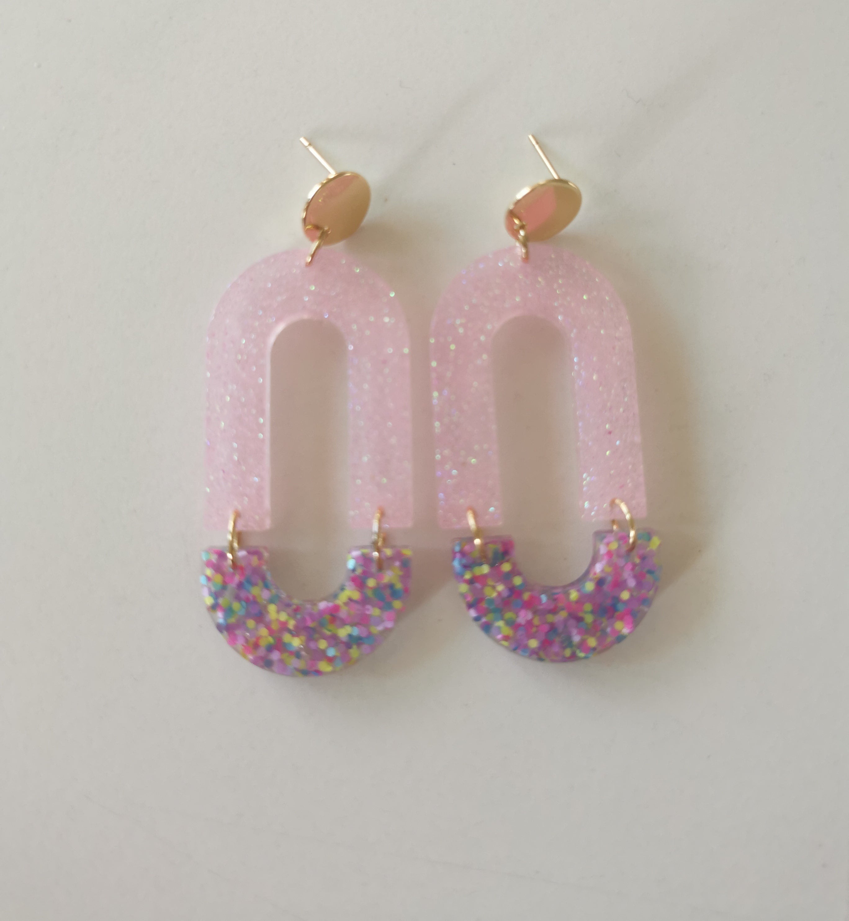 Boucles d'oreilles en résine époxy – Arches Rose Nacré & Confettis