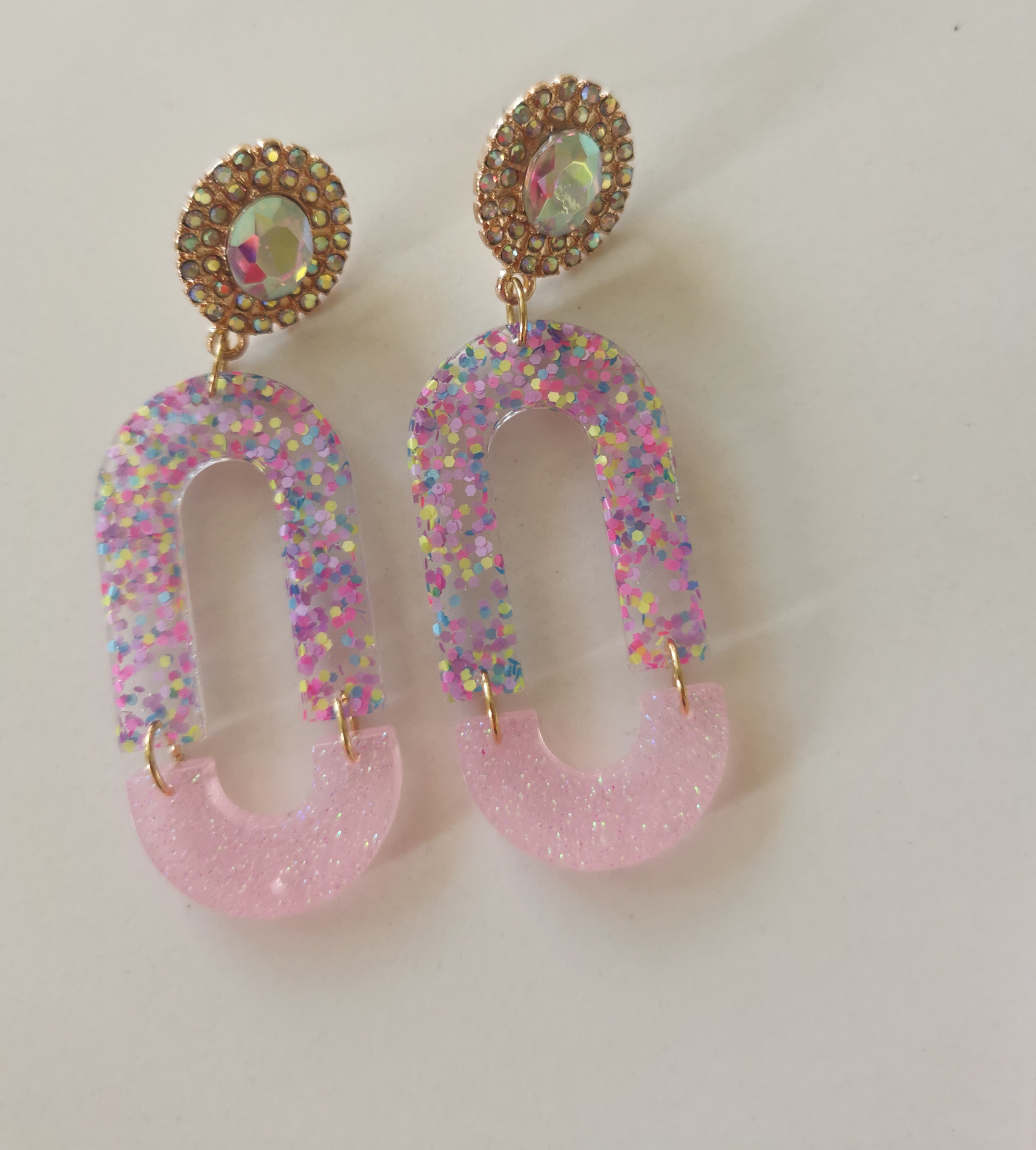 Boucles d'oreilles en résine époxy – Arches Pailletées Rose Pastel