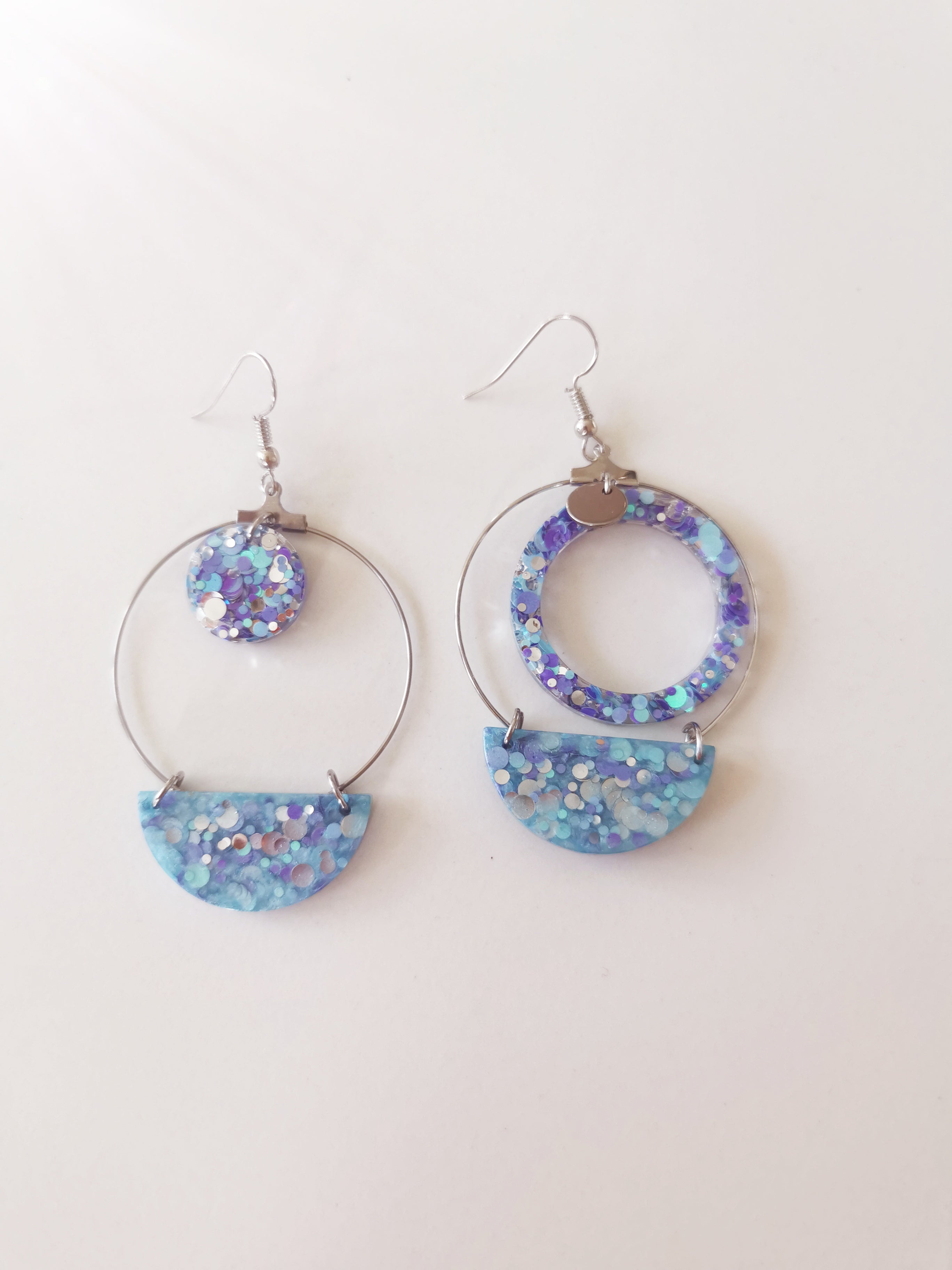 Boucles d'oreilles en résine époxy – Créoles Bleu Lavande Pailletées