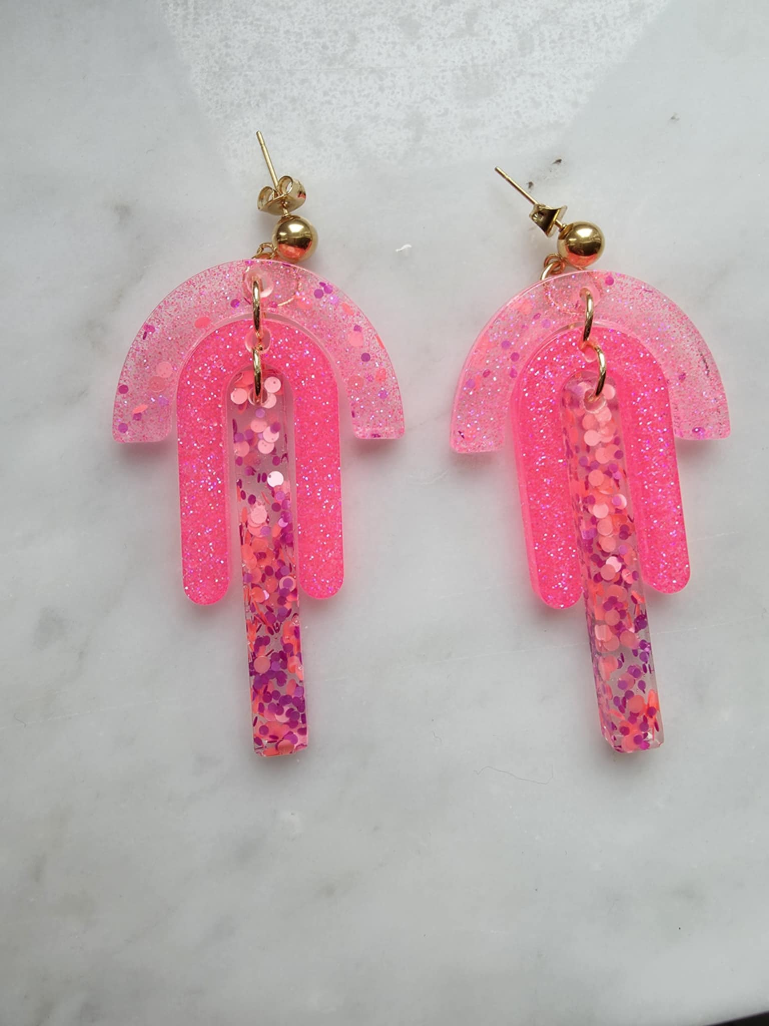 Boucles d'oreilles en résine époxy – Cascades Rose Fluo Pailletées