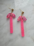 Boucles d'oreilles en résine époxy – demi-cercle Rose Fluo Pailleté