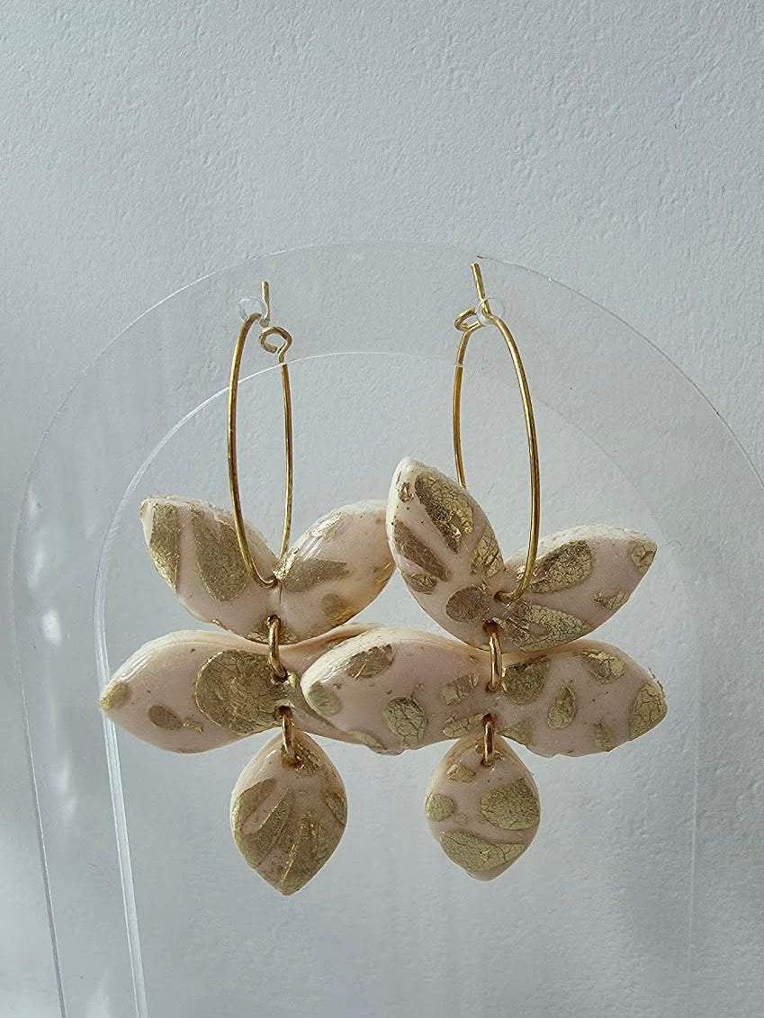 créole avec fleur dorée