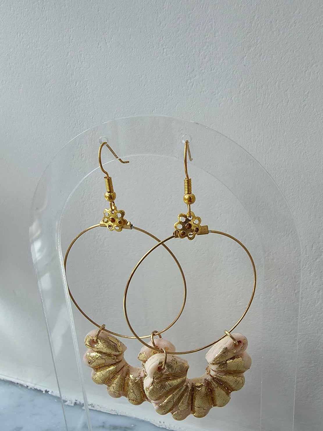 créole avec fleur blanche dorée