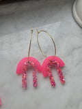 Boucles d'oreilles en résine époxy – Créoles Arches Rose Fluo Pailletées